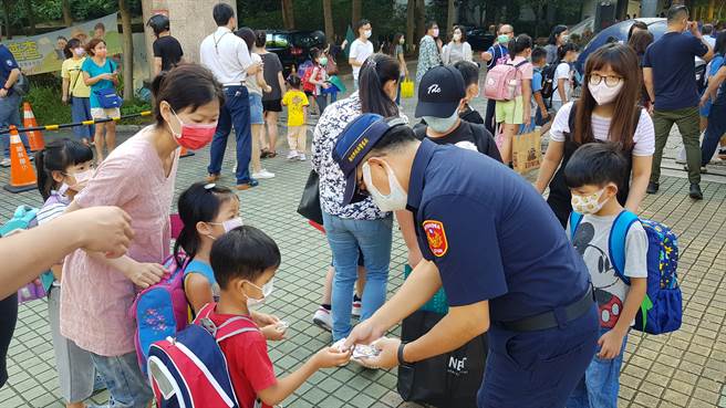 开学首日学童回归久违校园，林口警防疫护童超前部署。(林口分局提供)