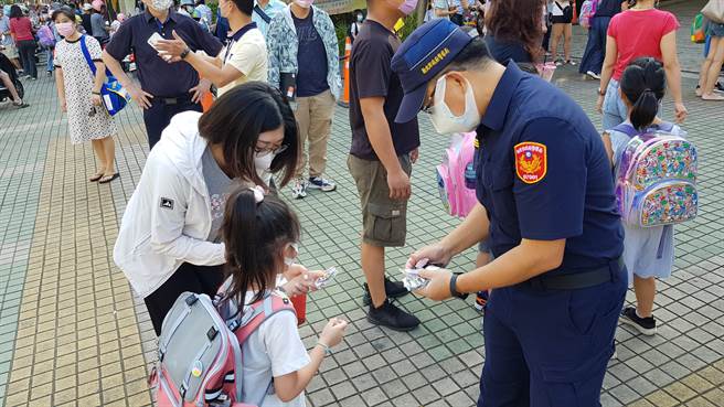开学首日学童回归久违校园，林口警防疫护童超前部署。(林口分局提供)