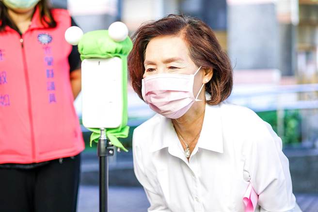 宜蘭縣長林姿妙一早抵達宜蘭國小後，親身測試自動感應體溫檢測機。（李忠一攝）