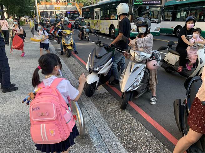 家长举大拇指帮小孩打气。（王扬杰摄）