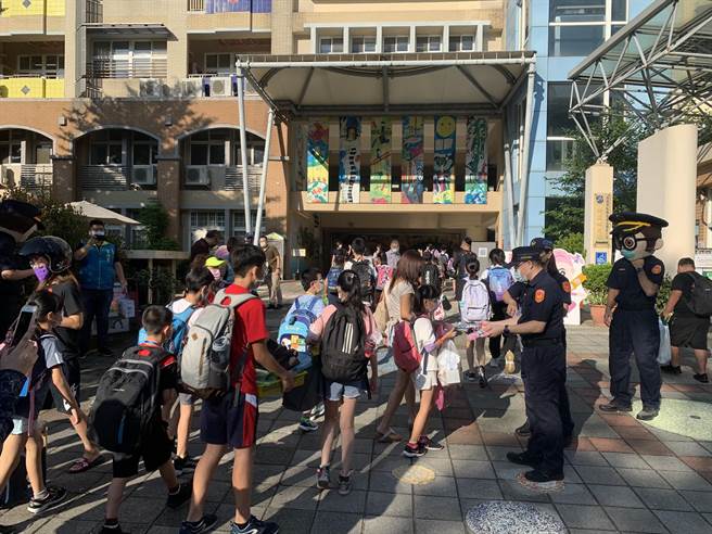 开学首日，各辖区警分局执行护童勤务。（王扬杰摄）