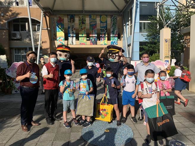 新北市教育局长张明文（左二）关心开学首日上学状况。（王扬杰摄）