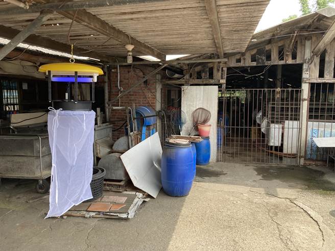 衛生局已立即偕同衛福部疾病管制署及國家衛生研究院專家學者前往個案住家及附近掛燈防治。(台南市衛生局提供／曹婷婷台南傳真)