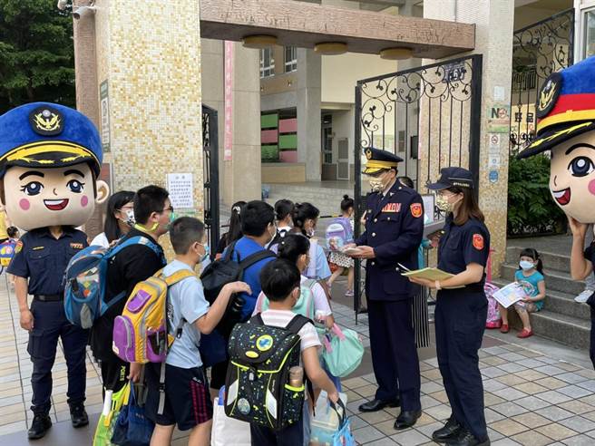 分局長蔡元戎今日上午一早與治安、交安及婦幼宣導團前往西屯區惠來國小，和校長謝秀娟迎接學童上學。（民眾提供／盧金足台中傳真）