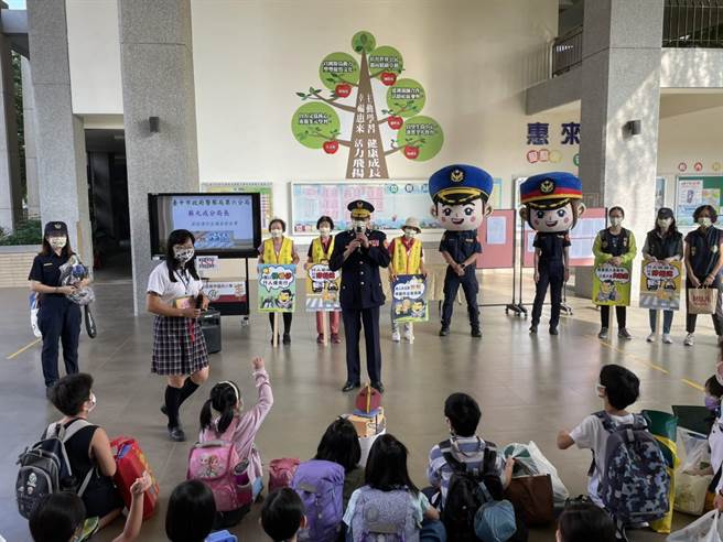 台中市警察局第六分局啟動「護童專案」，分局長蔡元戎率領員警及志工團向學童宣導「過馬路時記得走斑馬線」等觀念。（民眾提供／盧金足台中傳真）