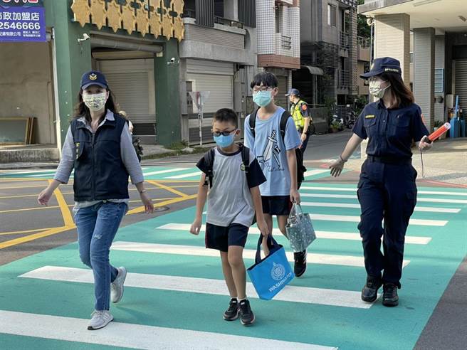 台中市警察局第六分局開學日規畫專責警力，於轄內國小編排護童勤務加強交通疏導。（民眾提供／盧金足台中傳真）