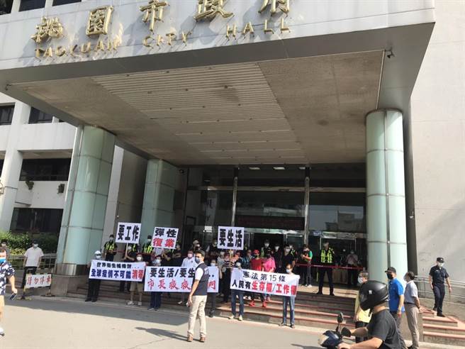桃园市区特殊娱乐工会1日前往桃园市政府陈情，期盼八大娱乐场所尽速解封。（赖佑维摄）