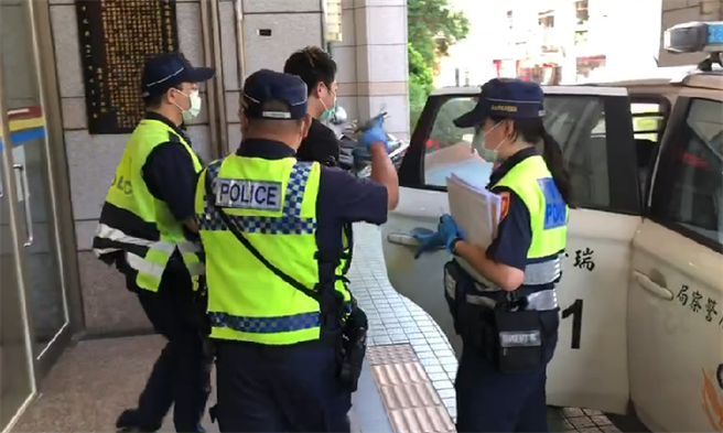 苏姓男子与前女友口角，在车内持枪柄猛敲她头躲公寓楼梯间落网。(戴志扬翻摄)