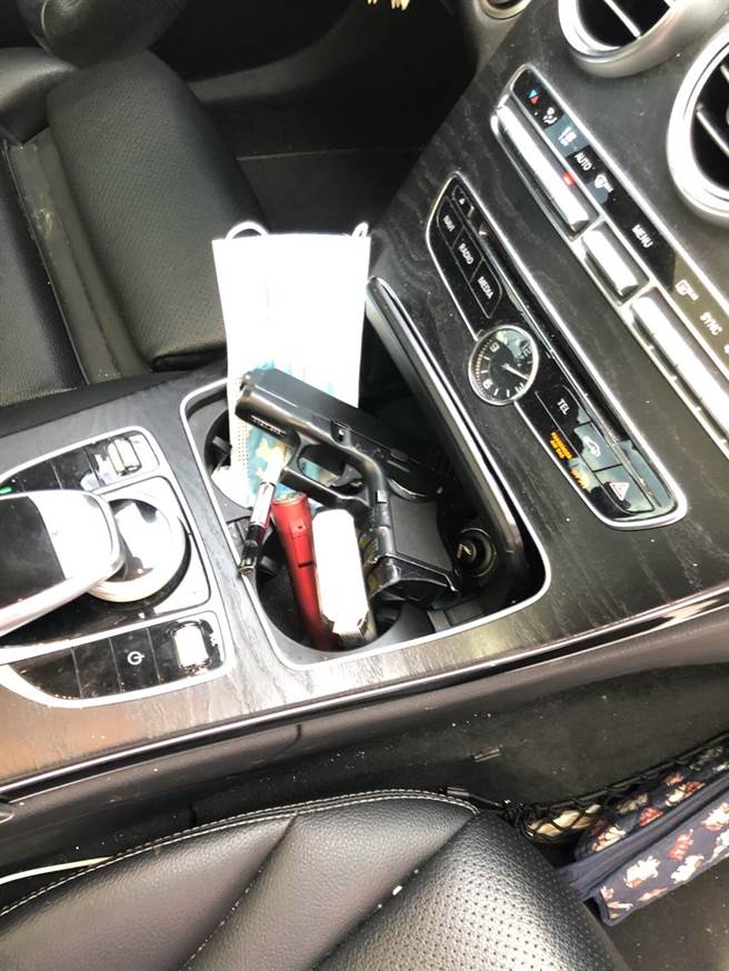 苏姓男子与前女友口角，在车内持枪柄猛敲她头躲公寓楼梯间落网，员警在车内搜出手枪及毒品。(戴志扬翻摄)