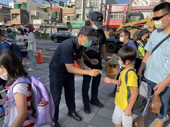 迎来开学日桃园平镇警加强护童勤务。(吕筱蝉摄)