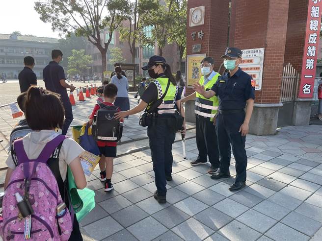 迎来开学日桃园平镇警加强护童勤务。(吕筱蝉摄)