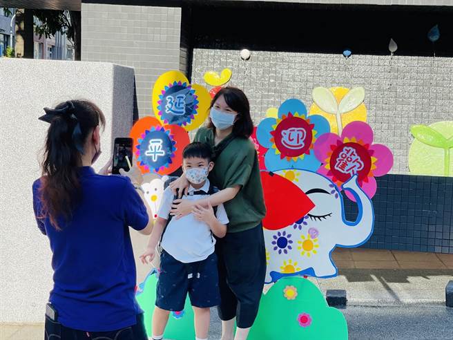 家长送小孩到延平国小开学，在校门口开心合影。（张颖齐摄）