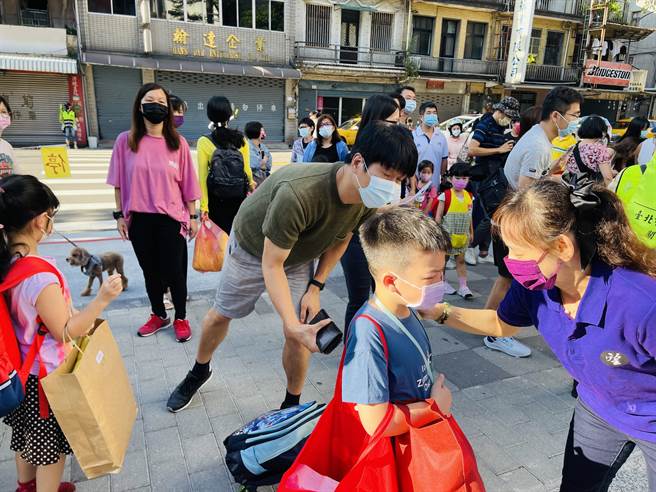 延平国小开学，孩子们配合防疫，陆续进校。（张颖齐摄）