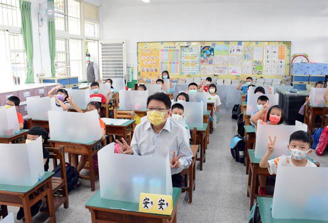 屏东县长潘孟安(前排中)视察校园防疫措施。(林和生摄)