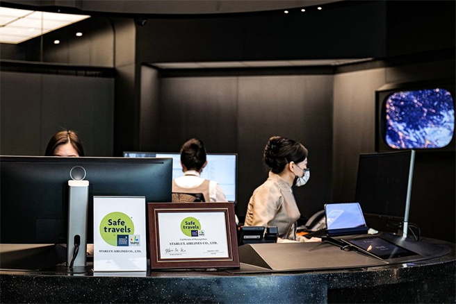 星宇航空將證書放置於服務櫃檯。（北市觀傳局提供／楊亞璇台北傳真）