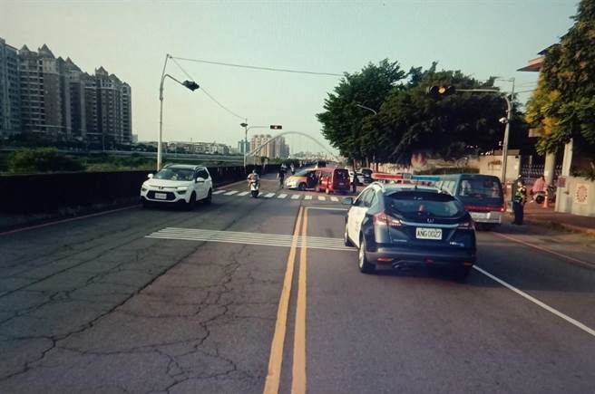 9月1日上午6點在台中東區一所國小校門口前就發生車禍，計程車在路口一迴轉，就被貨車攔腰撞上。（讀者提供／馮惠宜台中傳真）