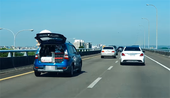 1名网友日前在1处高架道路上发现前方1辆车竟敞开后行李厢车门高速行驶，该行李厢内不但堆满物品，甚至还有疑似「钢条」的物品。（翻摄自脸书「爆料公社二社」）