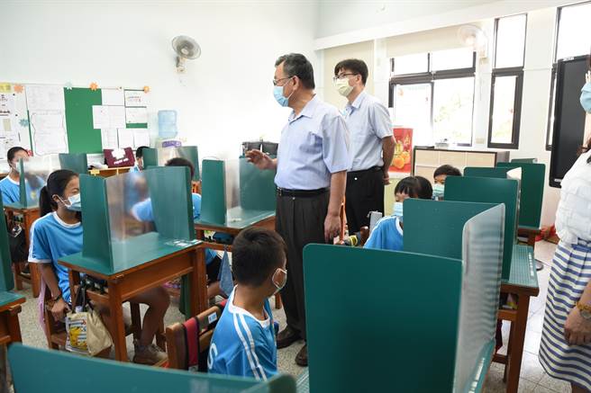 开学防疫不松懈，澎湖县长赖峰伟巡查校园防疫。（陈可文摄）