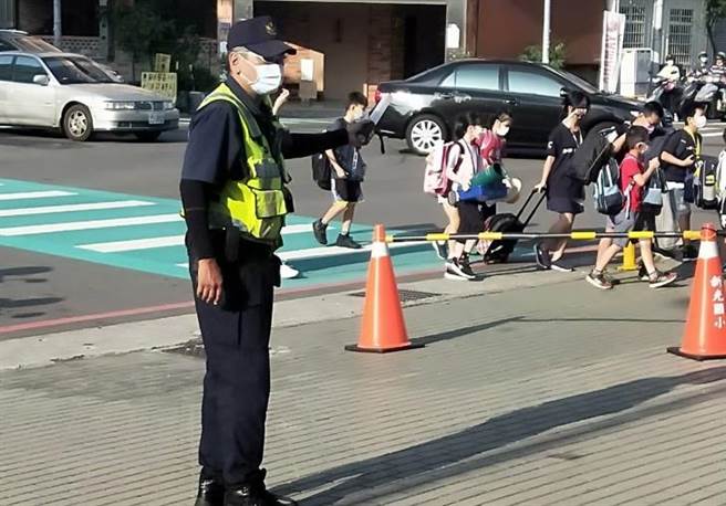 台中太平警分局针对辖内国中小实施校园安全维护及护童专案，警方特别增派警力在校园周边巡逻，并在国小门口驻点维持学童安全及停车秩序。（太平警分局提供／冯惠宜台中传真）