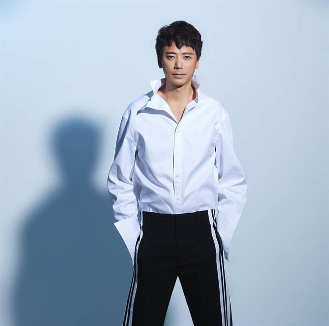 信在8月31日無預警推出新單曲〈明天〉，獲得好評。（中時提供）