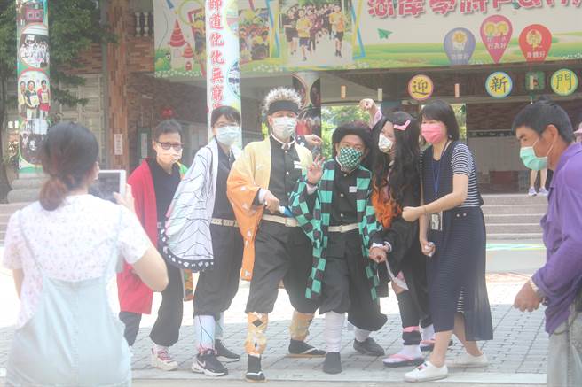 ▲開學首日，桃園市蘆竹區光明國小校長特別與家長會長、副會長等扮演熱門動畫鬼滅之刃主角，吸引初來乍到的新生安心入學。（蕭靈璽攝）