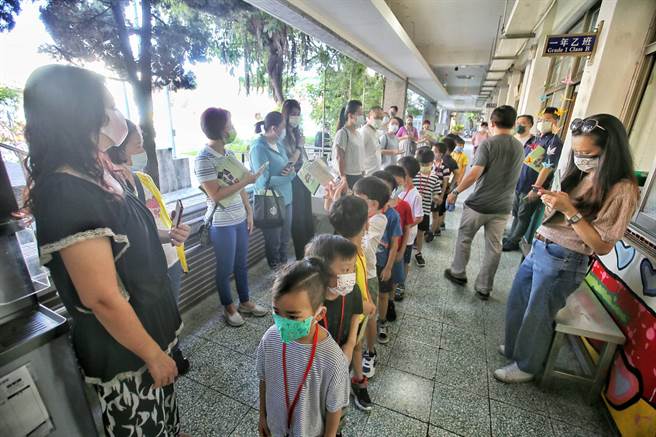 台北市大佳国小只有两班新生，家长只要出示快筛、PCR或疫苗接种卡，就可以陪同入校。（杜宜谙摄）
