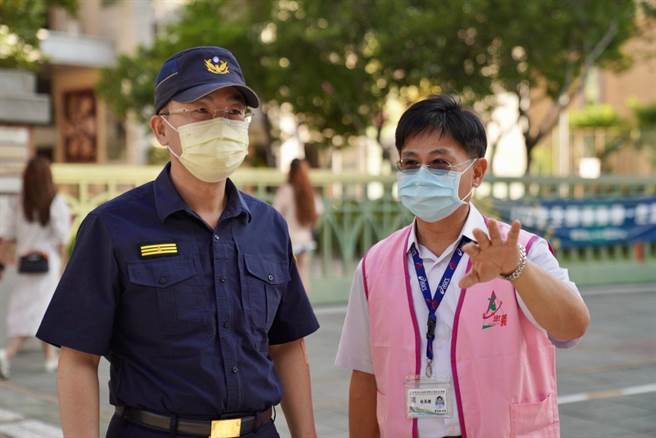 芦洲分局分局长张国哲提醒，为防止新冠病毒(COVID-19)疫情蔓延，家长应主动关心子女身体健康，上学前先量测体温(芦洲警分局提供／戴上容新北传真)