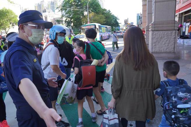 芦洲分局分局长张国哲提醒，为防止新冠病毒(COVID-19)疫情蔓延，家长应主动关心子女身体健康，上学前先量测体温(芦洲警分局提供／戴上容新北传真)
