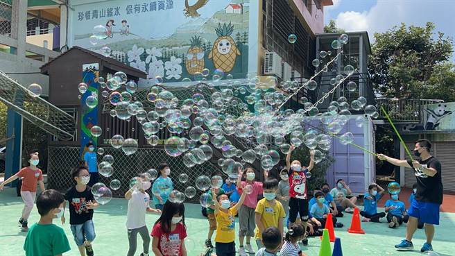 迎接開學，文德國小孩特別遴邀到專業的泡泡達人來到學校，分年級為每個班級安排一場魔幻泡泡秀的演出。（文德國小提供／吳敏菁彰化傳真）