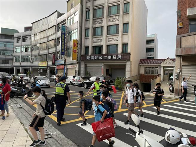 學生開心上學，彰化縣警局也總動員，執行護專案。（彰化分局提供／吳敏菁彰化傳真）