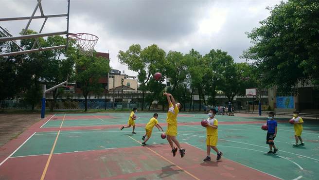 防疫期间，云林县北港镇南阳国小学童打篮球，每人1颗球不用抢。（张朝欣摄）