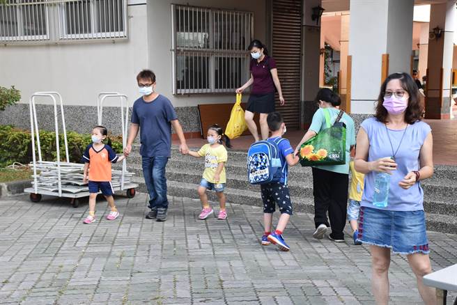 竹南镇海口国小设有非营利幼儿园，一早就有许多新生由父母陪同入校。（谢明俊摄）