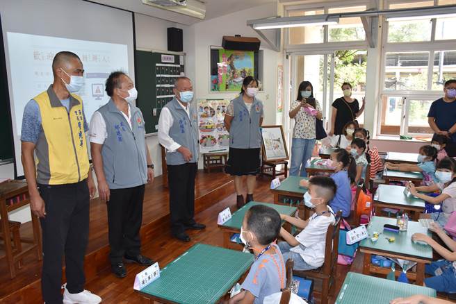 苗栗县长徐耀昌由教育处长邱廷岳陪同关心小一新生开学状况。（谢明俊摄）