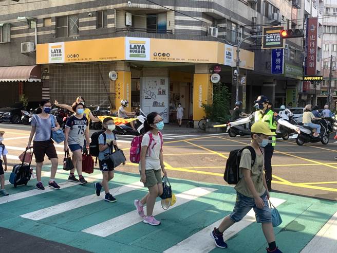 警方结合民力、导护妈妈及导护老师引导下，守护学童过马路。（台中市警察局提供／张妍溱台中传真）