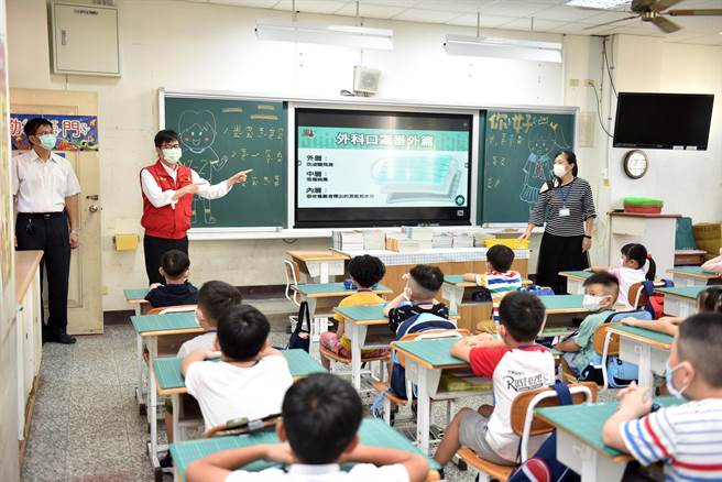 开学首日，高雄巿长陈其迈走访梓官国小。（高巿府提供）