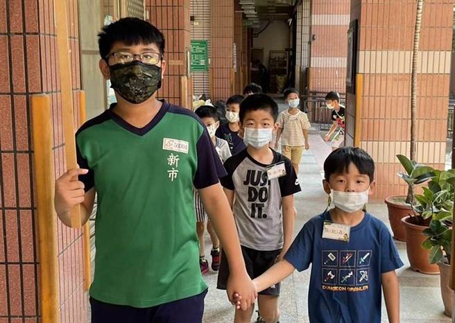 台南市新市国小有请高年级学生带新生进教室。（台南市新市国小提供／刘秀芬台南传真）