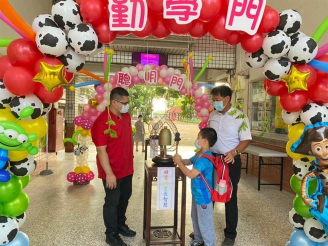 台南市渡拔国小安排小朋友进校时敲响「静思钟、励学鼓」。（台南市渡拔国小提供／刘秀芬台南传真）