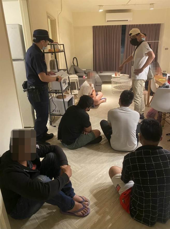 诈骗集团窝里反，报警检举成员的所在位置，让警方破门一举成擒。（翻摄画面）