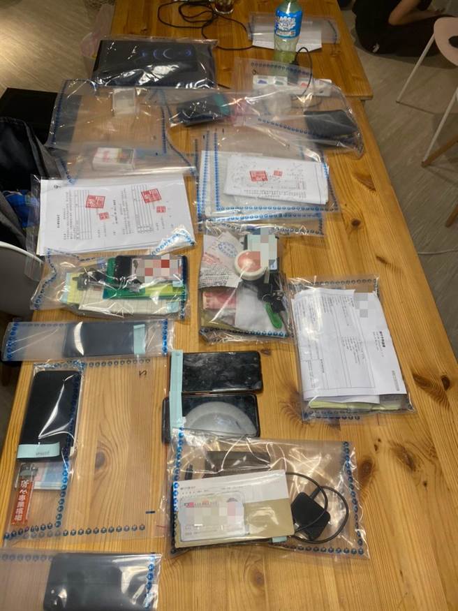警方在诈团所在民宅查扣犯罪赃证物。（翻摄画面）