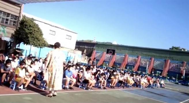 此外，大佳國小也在今日舉辦升旗典禮，大佳國小學生人數較少約274人。（摘自大佳國小臉書直播）