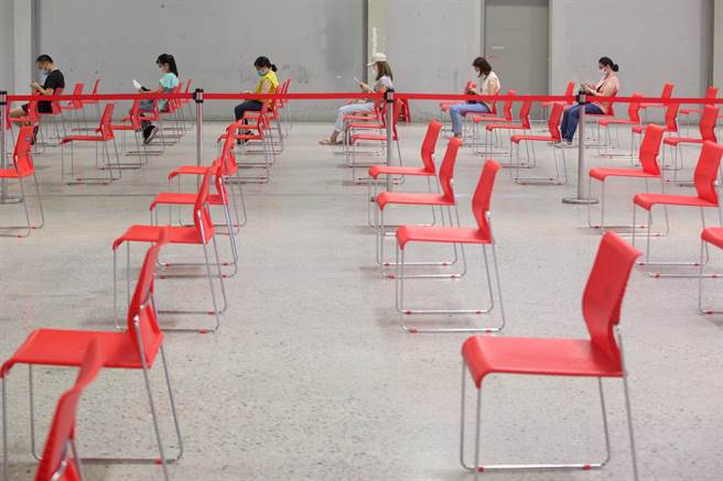 青少年打BNT常见5大副作用，前台大医最担心集体晕针。图为接种站画面。（张铠乙摄）