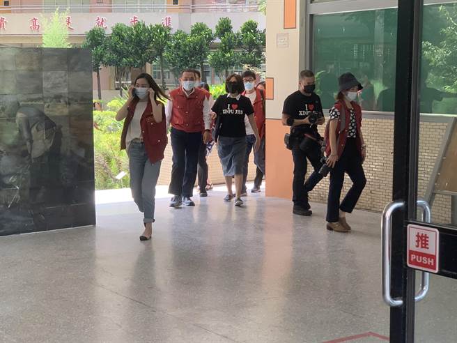 新北市長侯友宜今中午到新埔國中視察上課與用餐情形。（王揚傑攝）