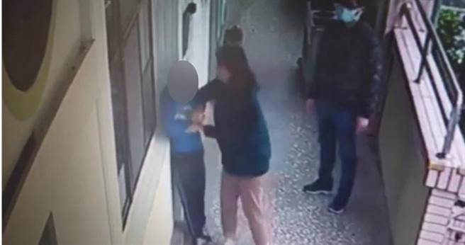 新北市石碇区某国小辅导主任因特教生未依规定午休、躁动，对其锁喉、肩顶、推挤等不当管教。（图／彭佳芸提供）