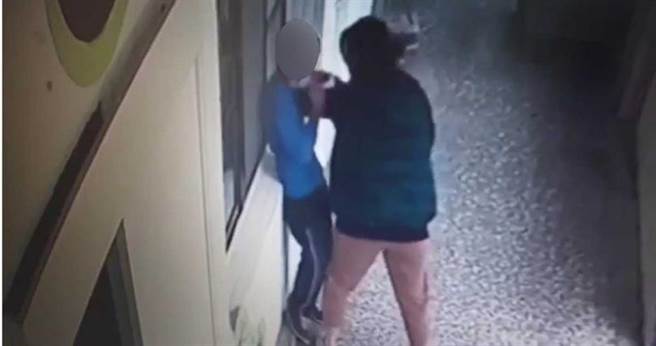 辅导主任对特教生进行不当管教，但她狡辩是穴道按摩，要让对方感受到痛。（图／彭佳芸提供）