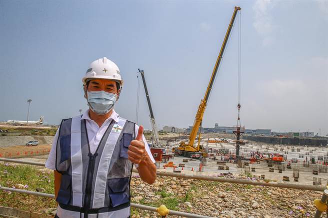 桃机公司总经理但昭璧指出，第三航站区建设计画最核心的主体航厦工程，已进入全面启动阶段，土建工程1日进行第一支钢柱组立作业。（陈麒全摄）