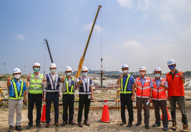 桃机公司总经理但昭璧（左5）、副总经理范孝伦（左3）、荣工工程公司总经理黄维焄（左4）与三星、荣工团队等共同见证第一支钢柱组立作业。 （陈麒全摄）