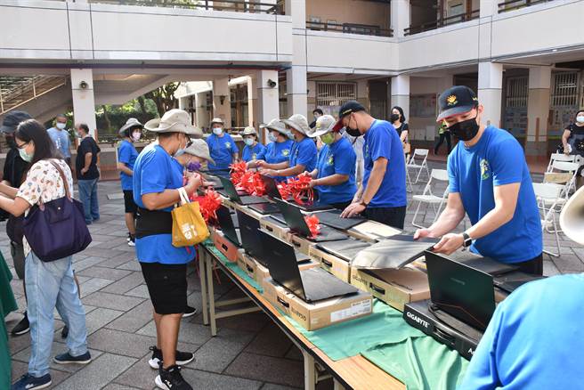 技嘉科技董事长捐赠50部笔电给竹南镇11所国中小学。（谢明俊摄）