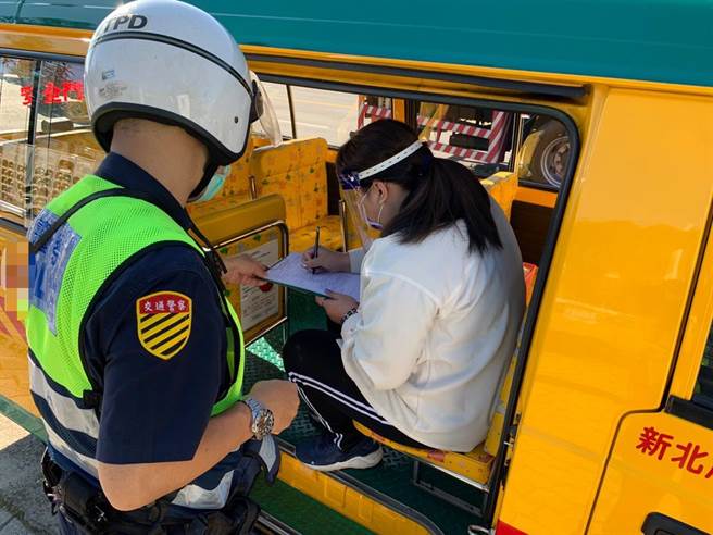 今日是开学日，新北市树林分局今执行「国民小学上、下学安全维护工作」勤务，在辖内国小校门口守望，协助交通疏导，另外，为了维持上下学安全秩序，也加强违法改装的学幼童交通车辆加强稽查取缔。（警方提供）
