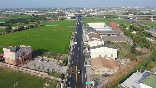 云林县县道156线麦寮至崙背景观道路改善工程竣工，全程9.2公里路面像烫平一样。 （周丽兰摄）