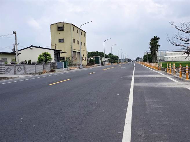 云林县县道156线的管线下地，天际线打开，景观很开阔。（周丽兰摄）